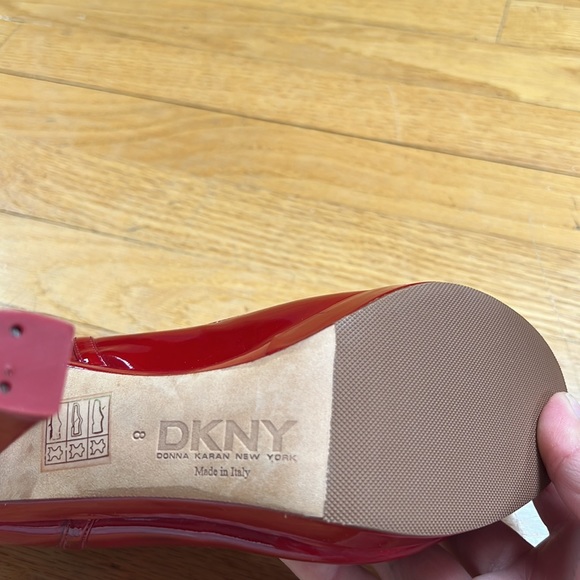 DKNY size 8. Beautiful shoes. I only wore once.Made in Italy. - Picture 7 of 8